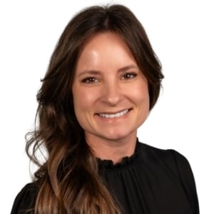 Headshot - Amanda Long (1)